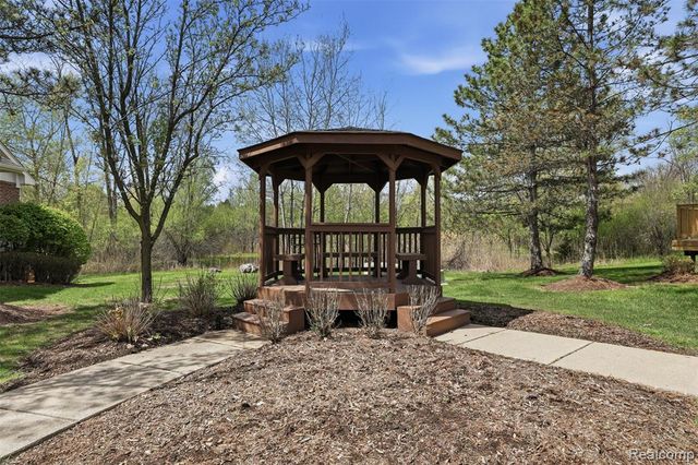 4368 Gateway Circle, West Bloomfield, MI 48322