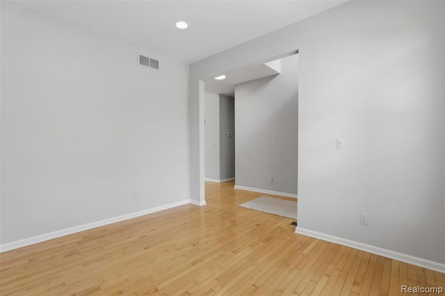 4368 Gateway Circle, West Bloomfield, MI 48322