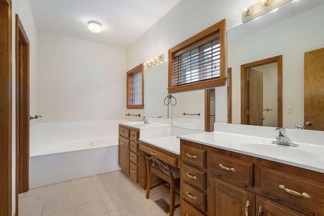 6162 S Hunters Trail, Springfield, MO 65810