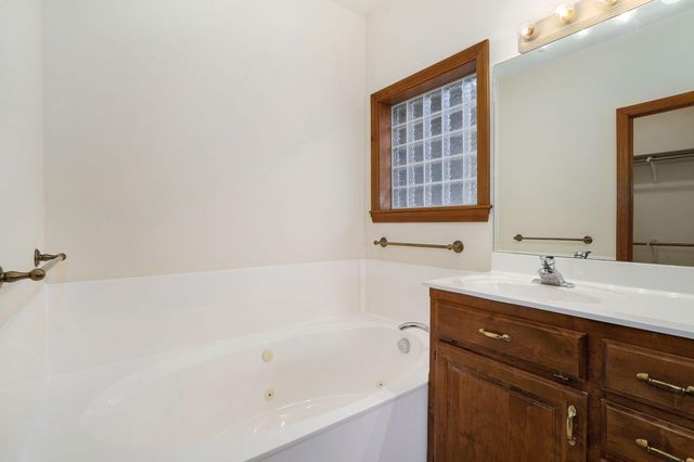 6162 S Hunters Trail, Springfield, MO 65810