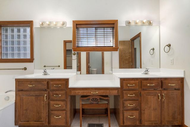 6162 S Hunters Trail, Springfield, MO 65810