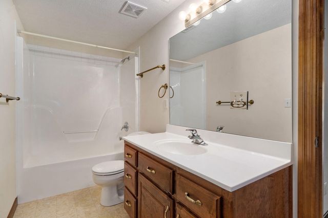 6162 S Hunters Trail, Springfield, MO 65810