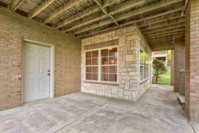 6162 S Hunters Trail, Springfield, MO 65810