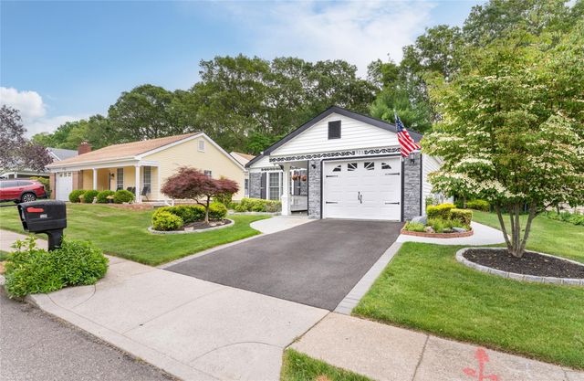525 Cranston Lane, Ridge, NY 11961