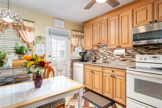 525 Cranston Lane, Ridge, NY 11961
