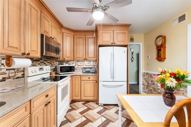 525 Cranston Lane, Ridge, NY 11961