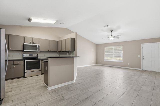 8276 Verdura Street, Navarre, FL 32566