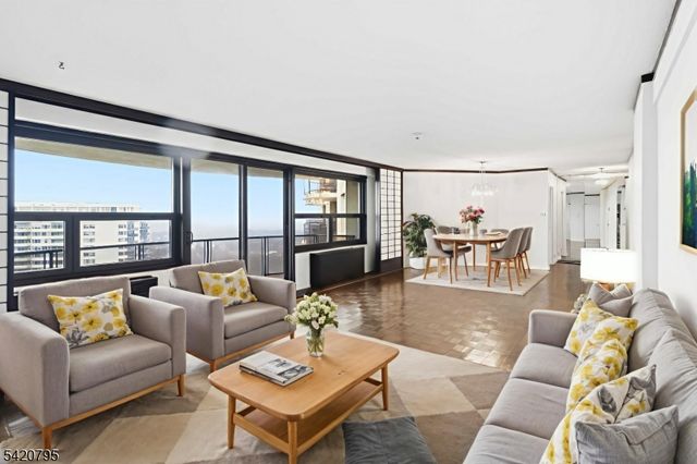 2 Claridge Dr 10-i, Verona Twp., NJ 07044