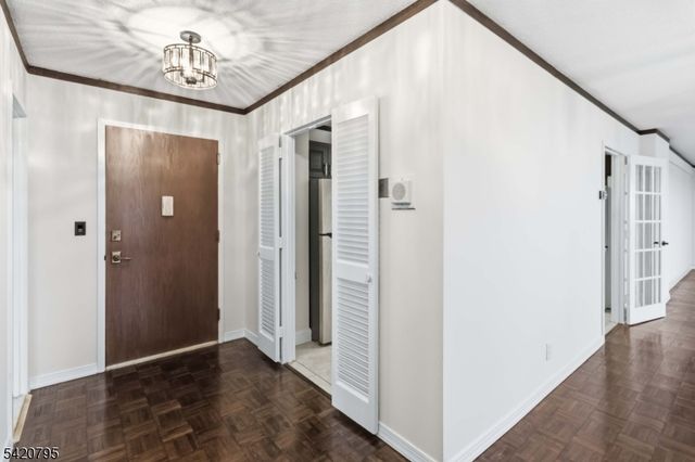 2 Claridge Dr 10-i, Verona Twp., NJ 07044