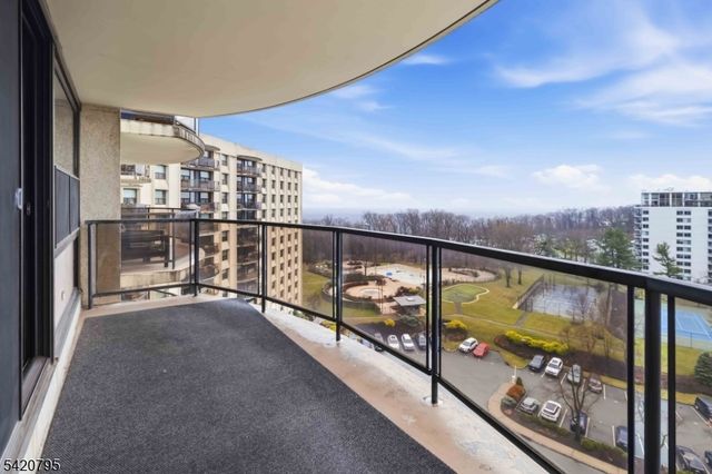 2 Claridge Dr 10-i, Verona Twp., NJ 07044