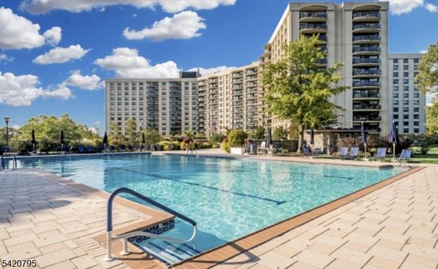 2 Claridge Dr 10-i, Verona Twp., NJ 07044