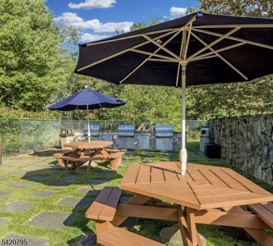 2 Claridge Dr 10-i, Verona Twp., NJ 07044