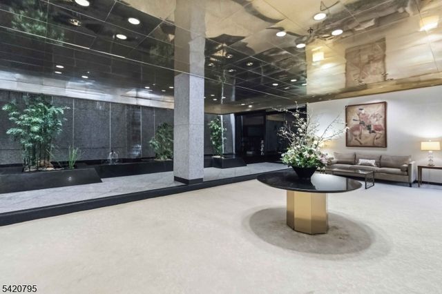 2 Claridge Dr 10-i, Verona Twp., NJ 07044