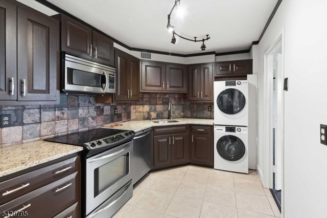 2 Claridge Dr 10-i, Verona Twp., NJ 07044