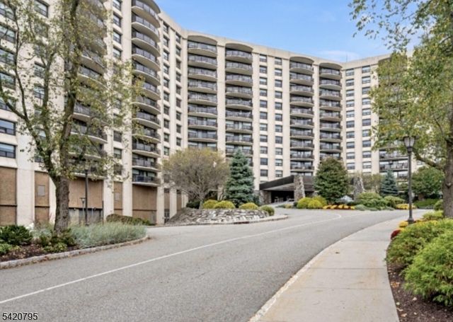 2 Claridge Dr 10-i, Verona Twp., NJ 07044