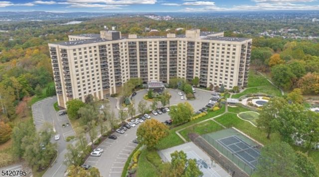 2 Claridge Dr 10-i, Verona Twp., NJ 07044