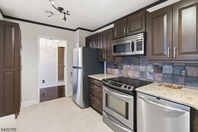 2 Claridge Dr 10-i, Verona Twp., NJ 07044