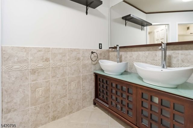 2 Claridge Dr 10-i, Verona Twp., NJ 07044