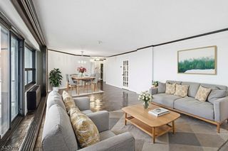 2 Claridge Dr 10-i, Verona Twp., NJ 07044