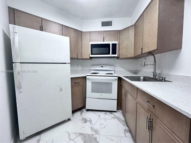 212 Lake Pointe Dr 107, Oakland Park, FL 33309