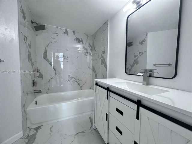 212 Lake Pointe Dr 107, Oakland Park, FL 33309