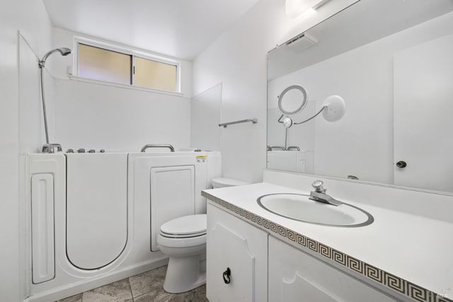 6 Oakhurst Pl, Santa Rosa, CA 95409