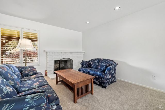 6 Oakhurst Pl, Santa Rosa, CA 95409