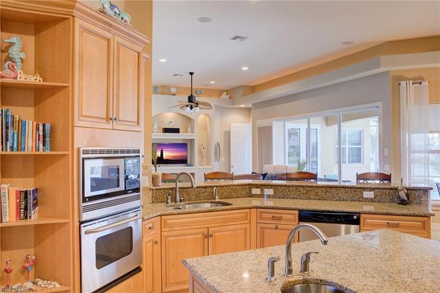 525 SW 8th TER, Cape Coral, FL 33991