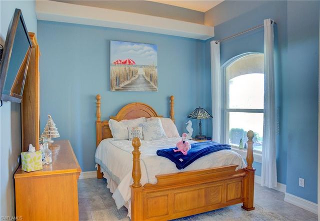 525 SW 8th TER, Cape Coral, FL 33991