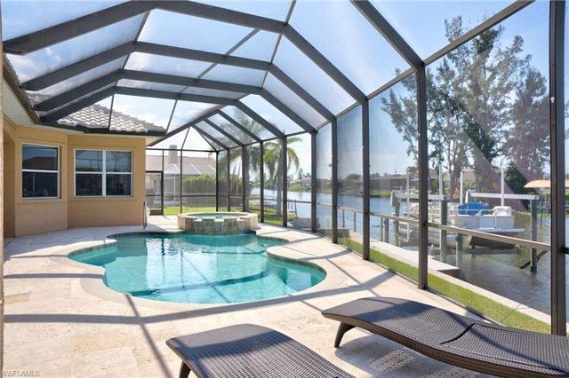 525 SW 8th TER, Cape Coral, FL 33991