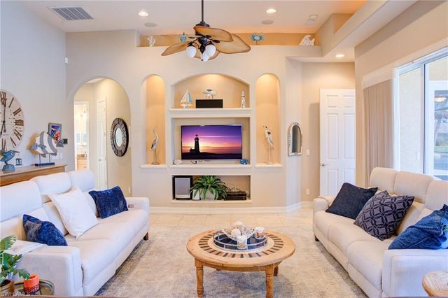 525 SW 8th TER, Cape Coral, FL 33991