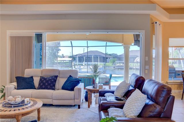 525 SW 8th TER, Cape Coral, FL 33991