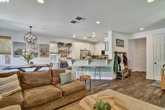 619 Falling Star Dr, Martinez, CA 94553