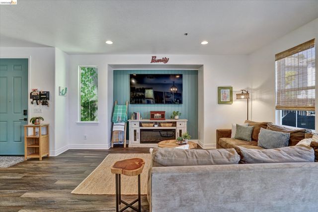 619 Falling Star Dr, Martinez, CA 94553