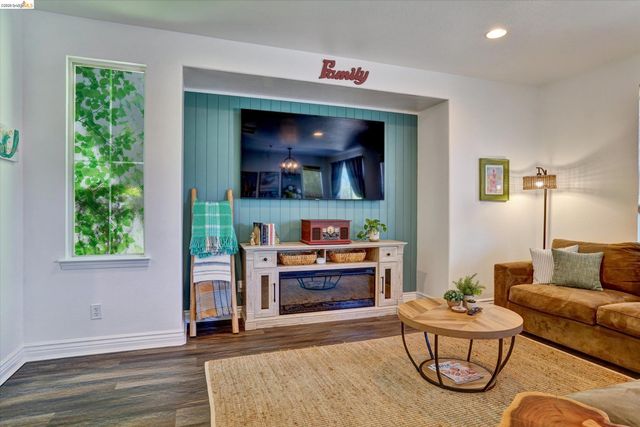 619 Falling Star Dr, Martinez, CA 94553