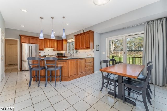 4 Cheshire Ct, Clinton Twp., NJ 08833