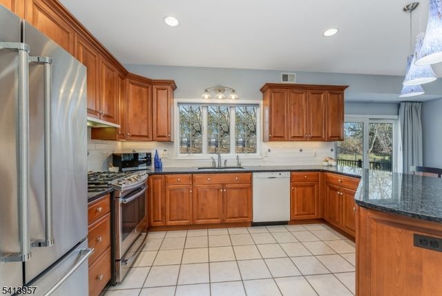 4 Cheshire Ct, Clinton Twp., NJ 08833