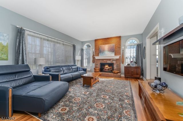 4 Cheshire Ct, Clinton Twp., NJ 08833