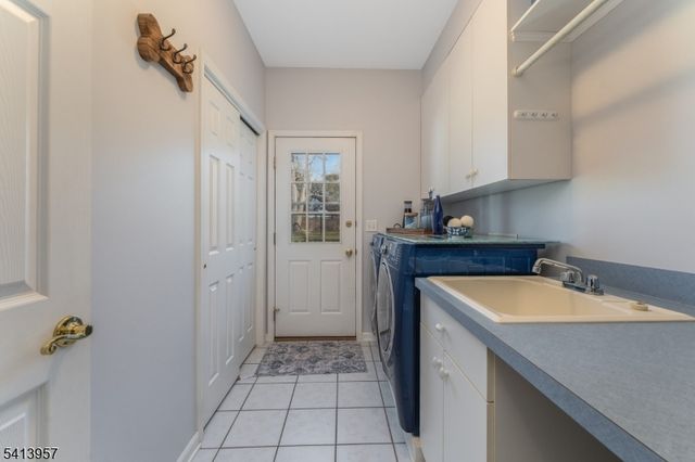 4 Cheshire Ct, Clinton Twp., NJ 08833