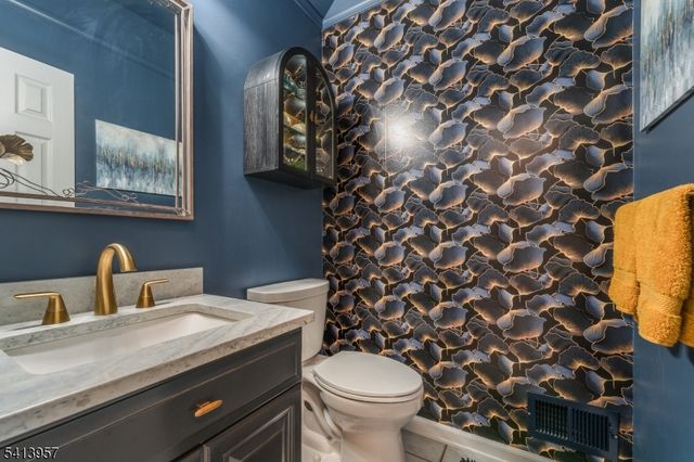 4 Cheshire Ct, Clinton Twp., NJ 08833