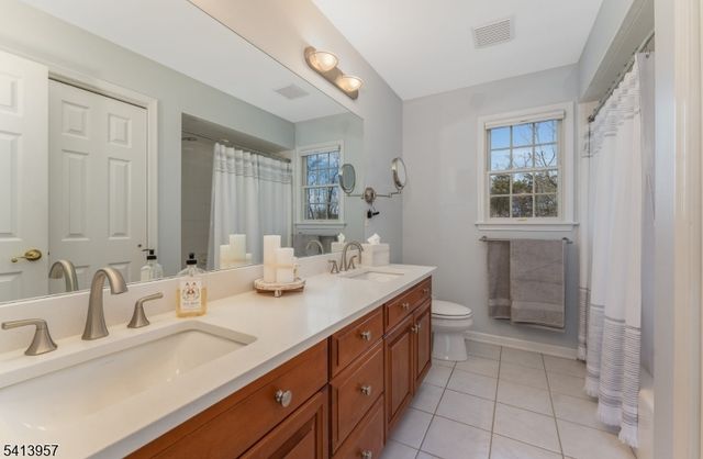 4 Cheshire Ct, Clinton Twp., NJ 08833