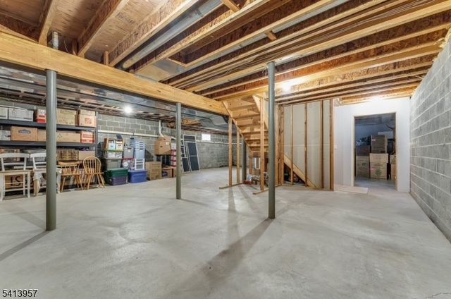 4 Cheshire Ct, Clinton Twp., NJ 08833