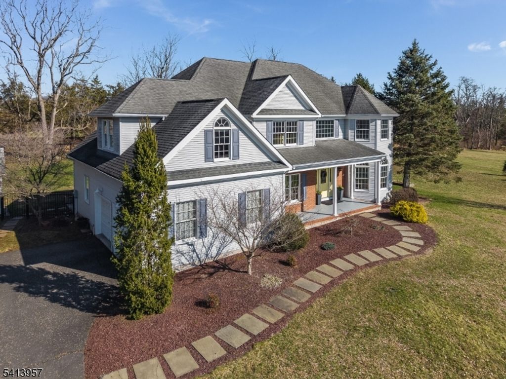 4 Cheshire Ct, Clinton Twp., NJ 08833