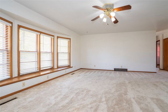 607 E 14th Street S, Newton, IA 50208