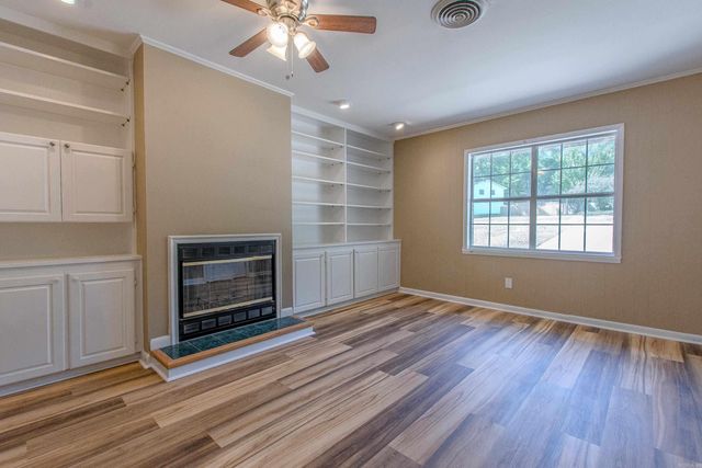 2205 W Lakeview Drive, Benton, AR 72015