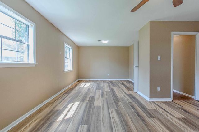 2205 W Lakeview Drive, Benton, AR 72015