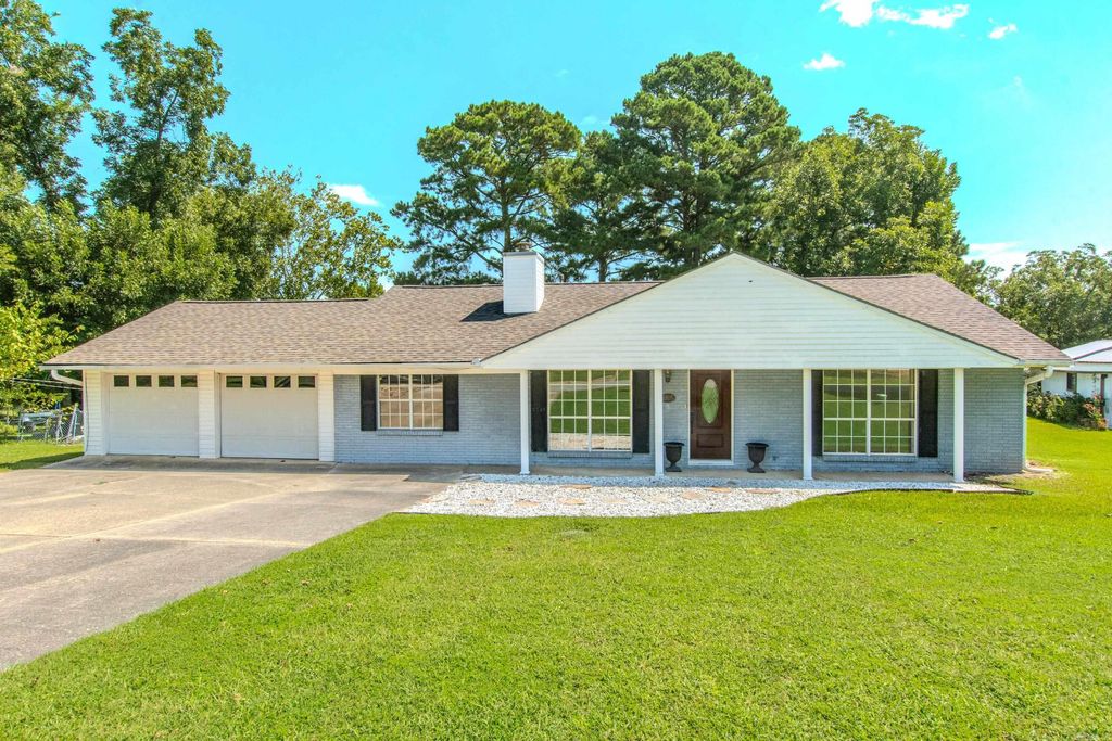 2205 W Lakeview Drive, Benton, AR 72015