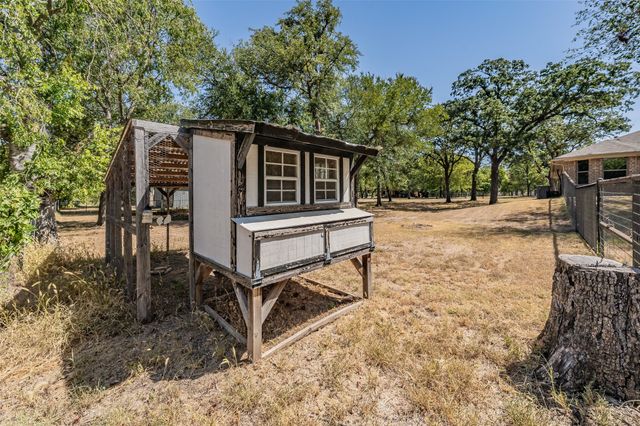 115 Pleasant Oaks Lane, Springtown, TX 76082