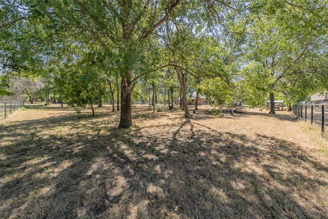 115 Pleasant Oaks Lane, Springtown, TX 76082