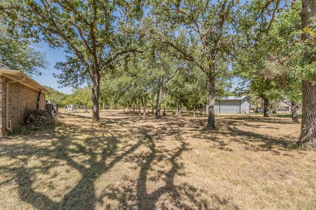 115 Pleasant Oaks Lane, Springtown, TX 76082